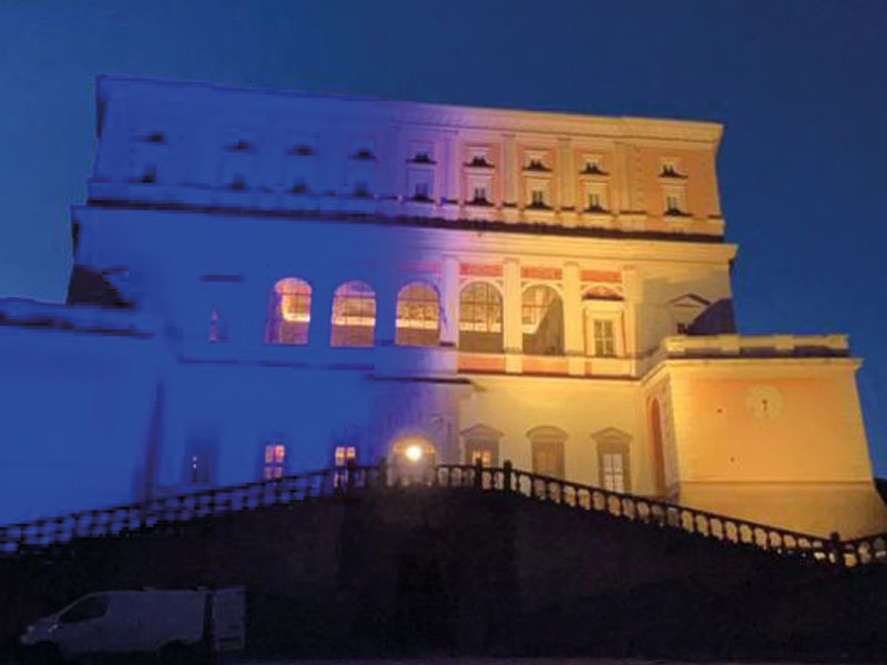 Palazzo Farnese si illumina di blu e giallo per l’Ucraina